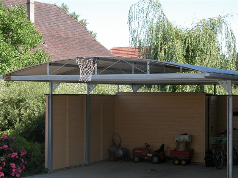 Carport mit Blechdach und Holzwindfang.